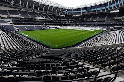 Panorama interno do estádio de Londres. O campo de jogo com grama retrátil, com uma superfície sintética embaixo que será utilizada para jogos de futebol americano (NFL), shows e outros atos. A liga de futebol americano assinou um contrato com o clube de Londres para jogar dois jogos da competição a cada ano por 10 temporadas.