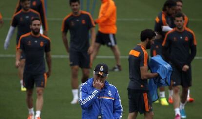 Ancelotti, pensativo, durante el entrenamiento del Madrid en Valdebebas.