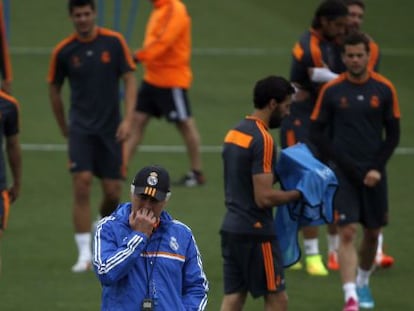 Ancelotti, pensativo, durante el entrenamiento del Madrid en Valdebebas.