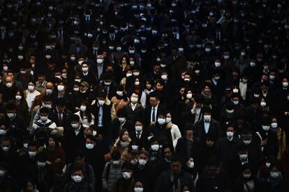 Dezenas de trabalhadores protegidos com máscaras na estação de trem Shinagawa, Tóquio, em 28 de fevereiro.