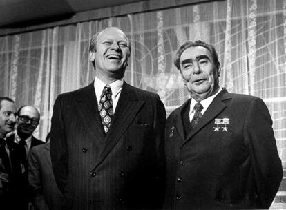 En política exterior, Gerald Ford vivió la victoria comunista en Vietnam, después de que el Congreso denegase una petición suya de ayuda económica para Saigón, y el incidente del mercante Mayaguez, en el que murieron 41 norteamericanos en aguas de Camboya. En la imagen, Ford y el líder soviético Leonid Brezhenev posan durante una reunión en Vladivostok en 1974.