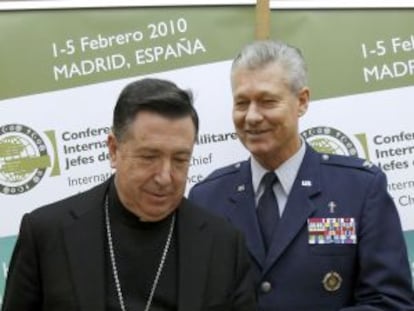 Juan del Río Martín junto al jefe del servicio religioso del Mando estadounidense de la OTAN en Europa, en una imagen de archivo