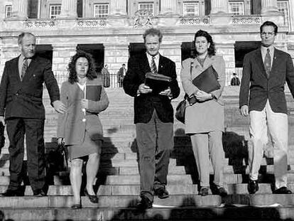 La delegación del Sinn Fein abandona el castillo de Stormont tras la primera reunión con la Administración británica, el 9 de diciembre de 1994.