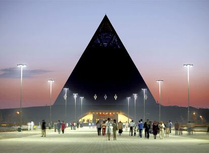 La Pirámide de la Paz, de 62 metros de altura y 1.500 localidades, teatro para ópera proyectado por el arquitecto británico, es considerado el centro de reconciliación de las etnias y religiones del país asiático.