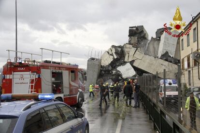 Trabajos de rescate de los bomberos entre los escombros del puente colapsado.