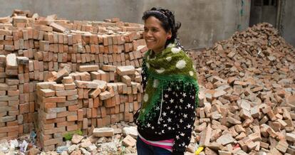 Krishna Devi Khadka, de 31 años, estuvo enterrada durante cinco días bajo los escombros del motel de 6 pisos en el que trabajaba en Katmandú.