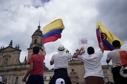 En la capital, miles de manifestantes se desplegaron sobre la Plaza de Bolívar, el corazón del centro en la capital colombiana, después de caminar dos horas por la carrera séptima. En la imagen, opositores levantan carteles y ondean banderas sobre la Plaza de Bolívar.