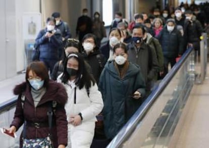 Pasajeros procedentes de Wuhan (China), llegando al aeropuerto Narita, en Tokio (Japón), el jueves 23.