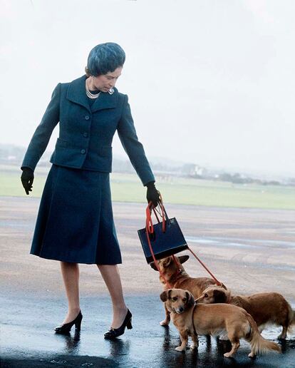 La Reina Isabel II, a punto de embarcar para iniciar con sus perros sus vacaciones en Balmoral en el año 1974.