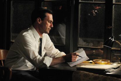 Jon Hamm, en una escena de <i>Mad men,</i> en el papel del ejecutivo publicitario Don Draper.