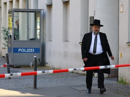 Línea policial en el exterior de la sinagoga Sklobo, en Berlín, tras ser atacada con cócteles molótov, el pasado miércoles.