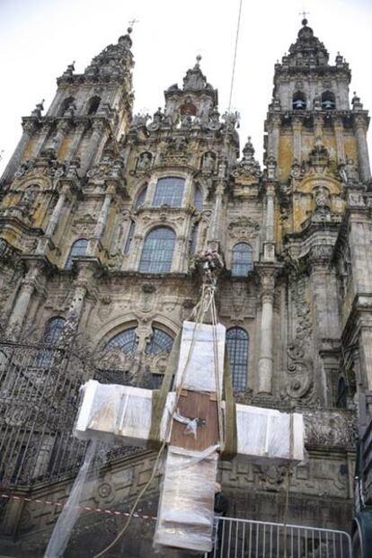 La carraca, envuelta y enganchada a la grúa, ayer al empezar su viaje de 1,45 horas a la torre.