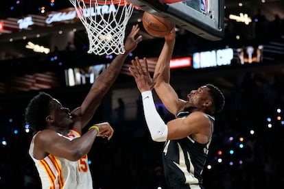 Antetokounmpo ataca la canasta frente a Clint Capela, de los Hawks.