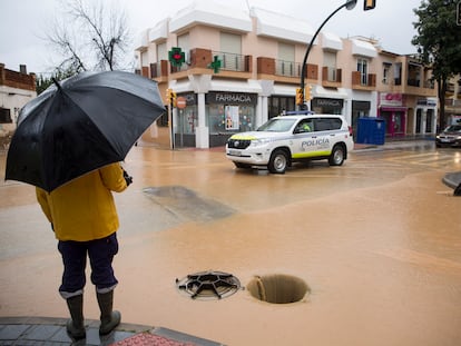 Una de las calles inundadas esta mañana en el barrio de Campanillas (Málaga).