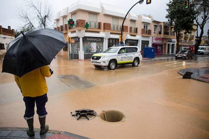 Una de las calles inundadas esta mañana en el barrio de Campanillas (Málaga).