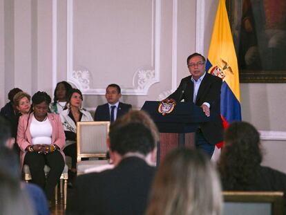 Gustavo Petro se dirige a la prensa desde el palacio de Nariño, este martes, al cumplir 100 días de mandato.