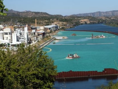 Trabajos de descontaminaci&oacute;n de vertidos qu&iacute;micos en el r&iacute;o Ebro a su paso por la localidad de Flix, en Tarragona.