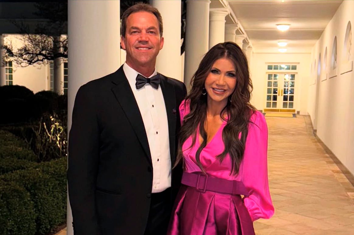 El marido de la exsecretaria Kristi Noem, sorprendido en unas fotos íntimas con enormes pechos y en chats sexuales con otras mujeres