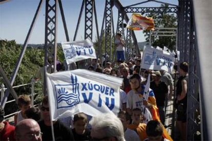 Los manifestantes, ayer, en el puente sobre el Júcar.