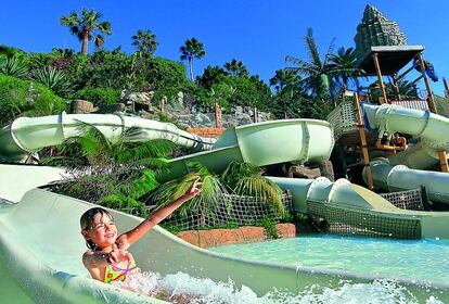 Hay 29 toboganes en Siam Park, Costa Adeje, al sur de la isla de Tenerife. Los hay para todos los gustos. El más extremo es el Tower Power, que baja casi en vertical hacia el agua. El más largo se llama Kinnaree (se inaugura el 13 de julio), con más de doscientos metros de recorrido serpenteante. Pero también hay atracciones más familiares y aptas para todos los públicos.www.siampark.net