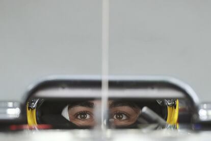 El piloto español de Fórmula 1 Fernando Alonso (McLaren) durante la sesión de calificación del Gran Premio de Japón en el circuito de Suzuka.