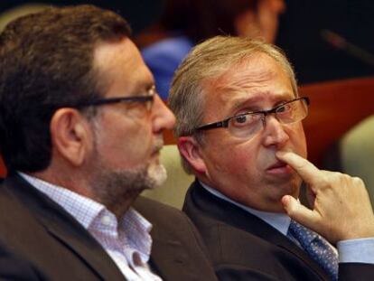 A la derecha, el concejal del PP de Torrent, Santiago Miquel, en el pleno.