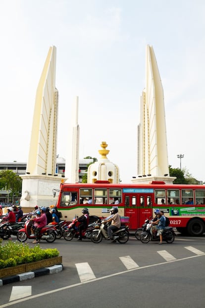 La línea 15 de los autobuses urbanos de Bangkok hace parada en algunos de los puntos de mayor interés turístico de la ciudad, incluyendo el teatro y el estadio nacional, el muelle Tha Phra Athit, el monumento a la Democracia (en la imagen), los templos Golden Mount o Wat Khaek Silom o el mercado nocturno de Patpong. También conduce hasta Khao San Road, la calle mochilera por excelencia de la capital de Tailandia: 500 metros repletos de alojamiento baratos, restaurantes variados, agencias turísticas, clubes y discotecas. Otra de sus paradas está en Asiatique The Riverfront, el enorme mercado nocturno al aire libre a orillas del río Chao Phraya, con espectáculos de boxeo tailandés, cabaret o marionetas. Más información: <a href="https://www.tourismthailand.org/About-Thailand/Destination/Bangkok" target="_blank">www.tourismthailand.org</a>