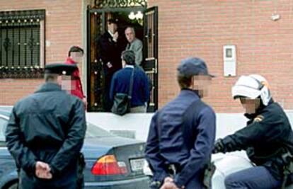 Agentes de la policía frente a la casa de la calle de Ifach de Valencia en la que fueron detenidas dos personas por tráfico de drogas.