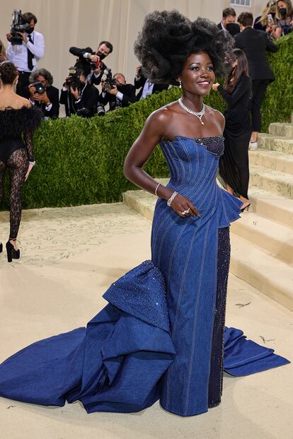 Lupita Nyongo homenaje la gran historia del tejido denim americano con este dise?o hecho con tela vaquera que firma Versace.?