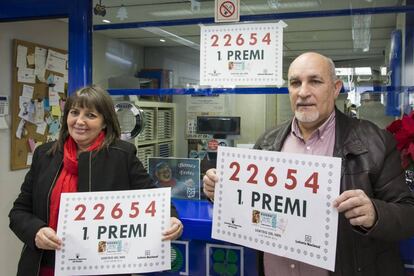 Celebració de Pepita Mir i José Luis Fernandez propietaris de l'administració N12 El Xut a Lleida, situada al passeig de Ronda 122, on han venut 5 sèries del primer premi del Sorteig de Reis del número 22654.