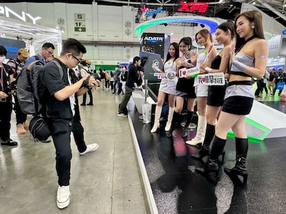 Un grupo de chicas jóvenes `booth babes´ posando para un fotógrafo en la feria COMPUTEX de 2024.