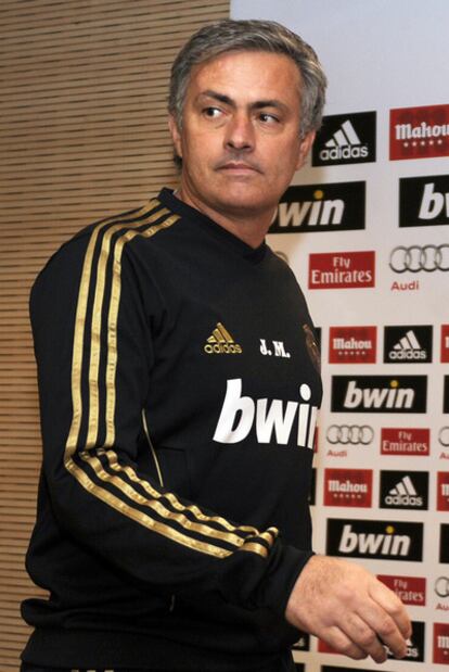 Mourinho antes de la rueda de prensa en Valdebebas