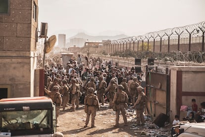 Evacuación de civiles en el aeropuerto internacional Hamid Karzai, en Kabul, el 22 de agosto de 2021.