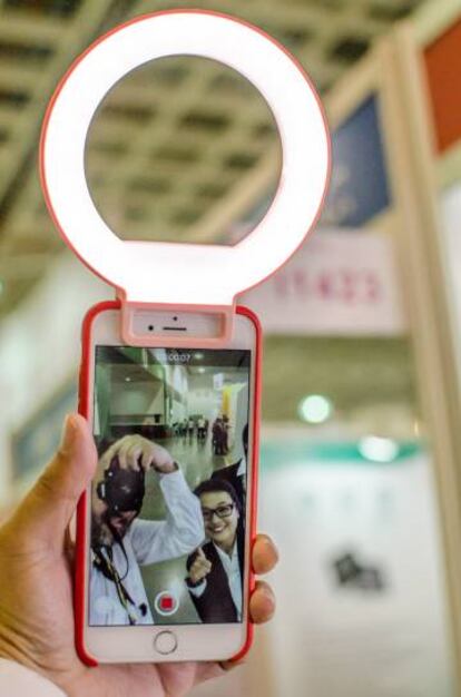 Flash para selfis de la marca taiwnesa SunPower.