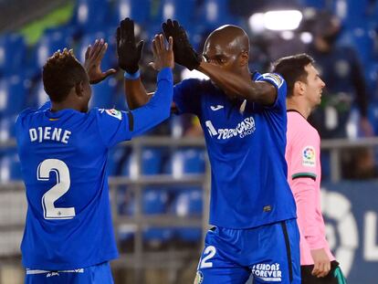 Nyom felicita a Djene tras el penalti de De Jong.