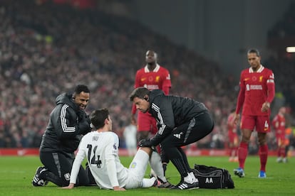 Pau Torres recibe asistencia durante el encuentro ante el Liverpool en Anfield, el 9 de noviembre.