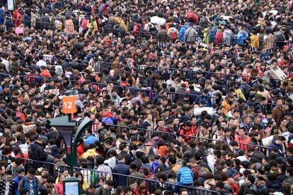 Gente esperando en la estación de tren Guangzhou para regresar a casapara celebrar el Año Nuevo Chino.