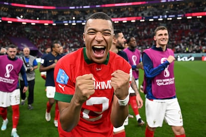 El francés Kylian Mbappe, con la camiseta del marroquí Hakimi, celebra el pase de Francia a la final. 