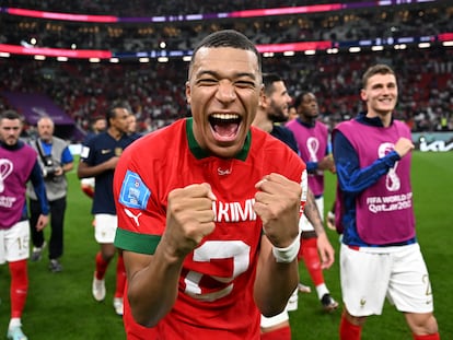 El francés Kylian Mbappé celebraba, con la camiseta de su amigo, el marroquí Achraf Hakimi, el pase a la final del Mundial, el miércoles en Jor (Qatar).