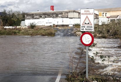 Una carretera inundada en Sagunto por las fuertes lluvias. 