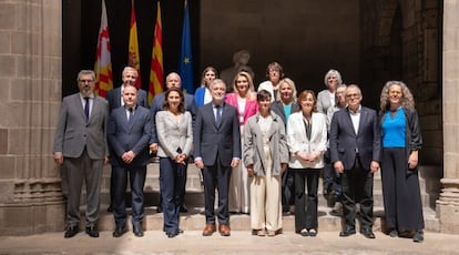 Los eurodiputados de la comisión sobre la crisis de la vivienda de visita a Barcelona, con el alcalde Jaume Collboni, la ministra de Vivienda, Isabel Rodríguez, y la consejera Sílvia Paneque, en el centro, este lunes.