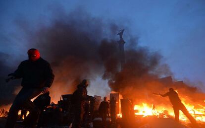 Los enfrentamientos entre la Policía ucraniana y los opositores se extendieron en la tarde del martes a la plaza de la Independencia de Kiev, epicentro de las protestas iniciadas en noviembre y donde este martes había miles de personas concentradas.