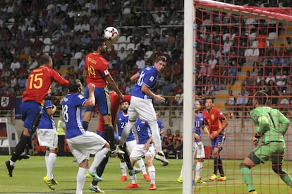 Diego Costa remata de cabeza para conseguir el primer gol frente a Liechtenstein.