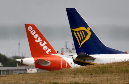 Aviones de Ryanair e Easyjet en el aeropuerto internacional Humberto Delgado, en Lisboa.