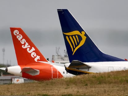 Aviones de Ryanair e Easyjet en el aeropuerto internacional Humberto Delgado, en Lisboa.