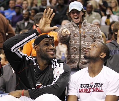 LeBron James y Dwyane Wade, sentados en el banquillo.