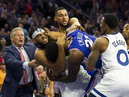 Teague y Simmons tratan de frenar a Towns y Embiid.