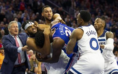 Teague y Simmons tratan de frenar a Towns y Embiid.