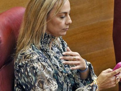 Sonia Castedo, en el &uacute;ltimo pleno de las Cortes, pendiente del tel&eacute;fono.