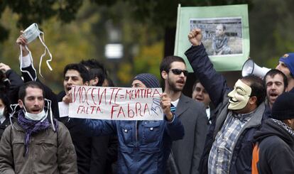 Un grupo de personas protesta contra Camps y contra la corrupcin frente al tribunal.